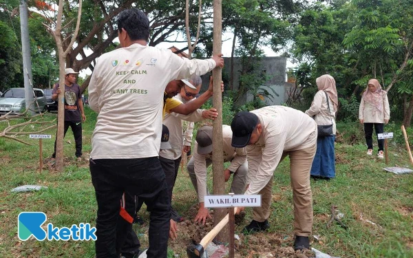 Thumbnail Wakil Bupati Sampang H Ahmad Mahfudz saat menanam pohon di area Sampang Seport Senter (SSC) (Foto: Mat Jusi/Ketik.com)