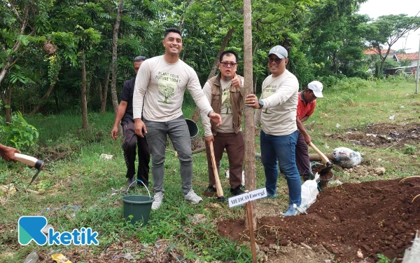 Thumbnail Tim Medco Energi Sampang saat menanam pohon di area SSC Sampang, Rabu, 3 Desember 2025 (Foto: Mat Jusi/Ketik.com)