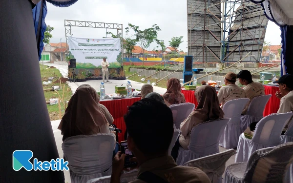 Thumbnail Yustian Hakiki Analis Formalitas dan Komunikasi SKK Migas Perwakilan Jawa, Bali dan Nusa Tenggara saat sambutan di acara penanaman pohon Medco Energi Sampang, Rabu, 3 Desember 2025 (Foto: Mat Jusi/Ketik.com)
