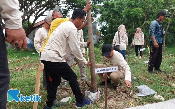 Thumbnail Wakil Bupati Sampang H Ahmad Mahfudz pimpin langsung penanaman pohon Sono Kembang dan Tabeuia yang diselenggarakan Medco Energi Sampang (Foto: Mat Jusi/Ketik.com).