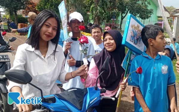 Thumbnail Berita - Peringati Hari Disabilitas, ‎Ratusan Siswa SLBN Kota Batu Gelar Pawai dan Bagikan Bunga   ‎