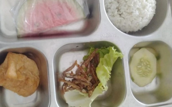 Thumbnail Berita - Ironi MBG Banyuwangi: Menu ‘Bergizi’ Anak TK Cuma Ikan Teri Goreng, DPRD Soroti Pelanggaran Standar!