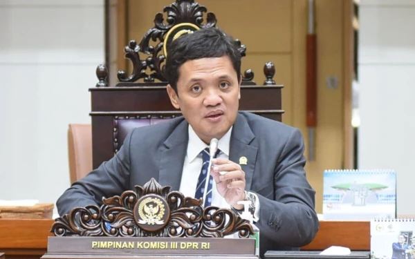 Thumbnail Berita - Isu Kampanye Terbantah! Ketua Komisi III DPR Tegaskan Polri Tetap di Bawah Kendali Langsung Presiden Prabowo