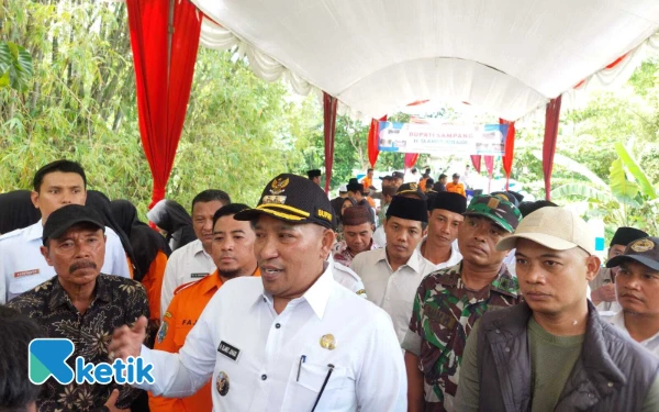Thumbnail Berita - Urat Nadi Ekonomi Pulih! Bupati Sampang Resmikan Jembatan Daleman-Pasarenan Rp2,1 Miliar Pasca Bencana