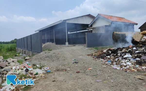 Thumbnail Berita - Anggaran Ganda dan Papan Hilang, Proyek TPS3R Desa Cukir Jombang Picu Kecurigaan Warga