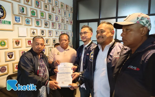 Thumbnail Berita - Raja Siahaan Daftarkan Diri Jadi Calon Ketua Asprov PSSI Jatim, Siap Pertahankan Prestasi