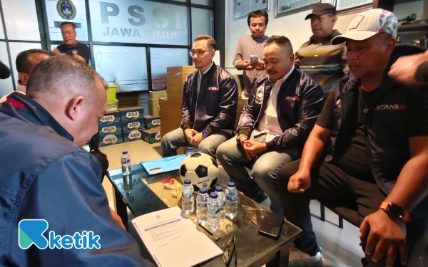 Thumbnail Berita - KP Asprov PSSI Jatim Terima Berkas Pencalonan Raja Siahaan, Makin Rahmat: Masa pendaftaran Masih Buka