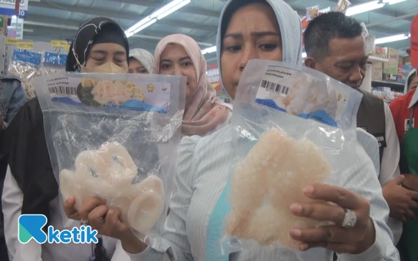 Thumbnail Berita - Sidak 2 Swalayan, Wali Kota Mojokerto Ning Ita Temukan Makanan Impor Tanpa Izin Edar