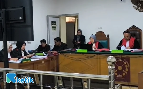 Thumbnail Berita - JPU Sebut Taufik Raup Untung Rp7 Juta/Bulan dari Bisnis Internet Ilegal, Dituntut 8 Bulan Penjara