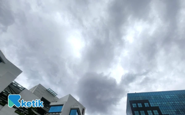 Thumbnail Berita - Cuaca Kota Surabaya 4 Desember 2025 Diprakirakan Berawan, Pacitan Hujan Ringan