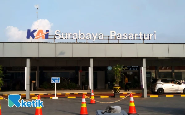 Thumbnail Berita - Penjualan Tiket Nataru Melonjak, Stasiun Surabaya Pasarturi Jadi yang Terfavorit