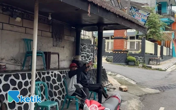 Thumbnail Ramahnya pramuwisata di Songgoriti, menyapa pengguna jalan yang melintas. (Foto: Lutfia: Ketik.com)