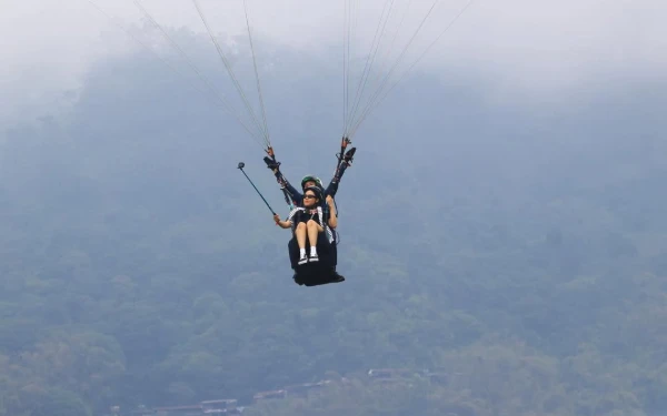Thumbnail Berita - Menjajal Paralayang di Kota Batu: Sensasi Terbang di Atas ‘Swiss Kecil Pulau Jawa