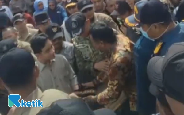 Thumbnail Berita - Panitia Pembangunan Masjid Darul Hidayah Serahkan Proposal Kubah Masjid ke Wapres Gibran