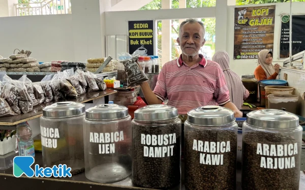 Thumbnail Berita - Bukan Kedai Aesthetic, Ini Kopi Cap Gajah yang Bikin Pecinta Kopi Lintas Pulau Balik Lagi ke Pasar Among Tani