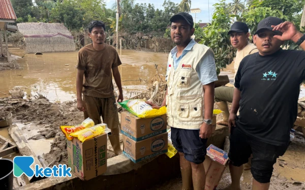 Thumbnail Berita - Korban Banjir Aceh Tamiang Bertahan Hidup dengan Ubi dan Air Berlumpur, PDI-P Aceh Salurkan Bantuan
