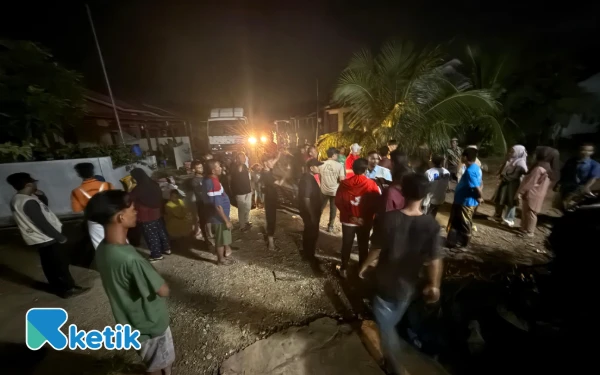 Thumbnail Berita - PDI-P Aceh Sisir 21 Titik Pengungsian di Tamiang, Warga Menangis Saat Bantuan Tiba