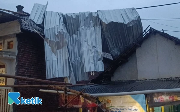 Thumbnail Berita - Angin Kencang Terjang Driyorejo Gresik, 60 Rumah Warga di Karangandong Rusak