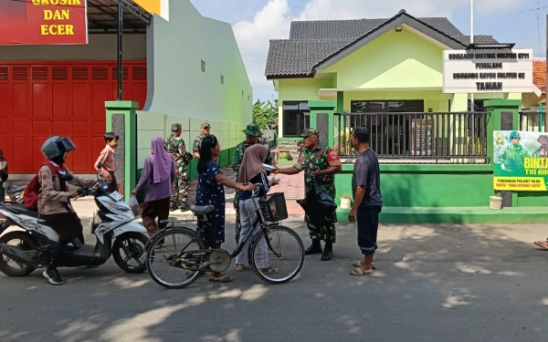 Thumbnail Berita - Danramil 02/Taman Pemalang Pimpin Jumat Berkah, Ratusan Nasi Kotak Dibagikan