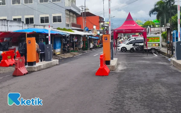 Thumbnail Pintu masuk parkir alun alun Kota Batu dari arah jalan Sudiro Selatan.(Foto: Sholeh/Ketik.com)