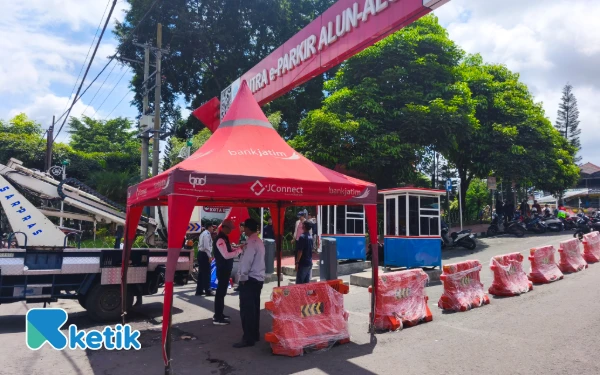Thumbnail Pintu masuk parkir alun alun Kota Batu dari arah Sudiro Utara. (Foto: Sholeh/Ketik.com)