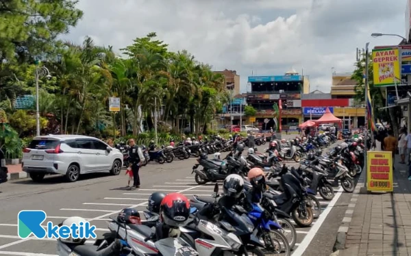 Thumbnail Berita - Gate Parkir Dipasang, Jukir Alun-Alun Kota Batu Was-Was Bisa Tersingkirkan
