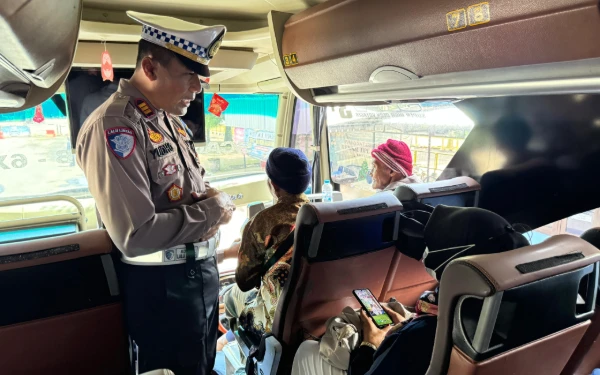 Thumbnail Berita - Satlantas Polres Kediri Kota Inspeksi Armada Bus Jelang Nataru 2026, Pastikan Layak Jalan