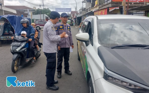 Thumbnail Berita - Dishub Kawal ‎Uji Coba Manual Gate Parkir Alun-alun Kota Batu, Fokus Sirkulasi Kendaraan