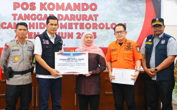 Thumbnail Berita - Gubernur Khofifah Serahkan Bantuan Kemanusiaan ‘Jawa Timur Peduli’ Senilai Rp3,895 Miliar untuk Korban Bencana Aceh