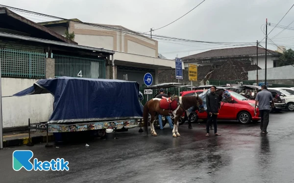 Thumbnail Berita - Kisah Bu Rah, Berjuang Pertahankan Odong-Odong di Tengah Pemasangan Gate Alun-Alun Kota Batu