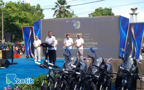 Thumbnail Berita - BAPENDA Tulungagung Gelar Gebyar Undian Berhadiah 2025, Bupati Pastikan Tidak Ada Rekayasa Pengundian