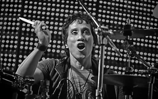 Thumbnail Berita - Yaya Moektio Tutup Usia, Jejak Drummer Legendaris Kembali Dikenang