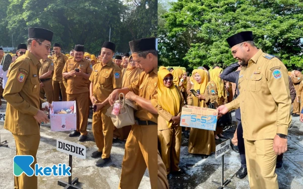 Thumbnail Berita - Bassam–Helmi Galang Donasi ASN Halsel untuk Korban Banjir Sumatera