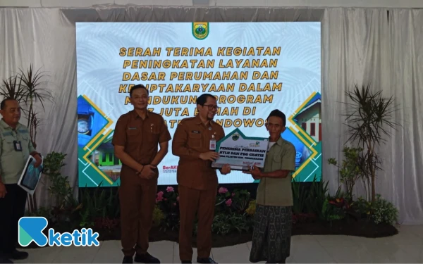 Thumbnail Berita - Dorong Akses Hunian Layak, Pemkab Bondowoso Salurkan Bantuan RTLH hingga SR kepada Warga