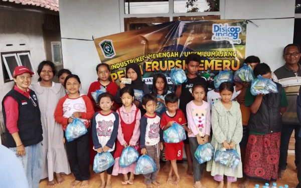 Thumbnail Berita - Perkumpulan IKM Lumajang Bantu Korban Erupsi Semeru di Dusun Sumbersari Supit Urang