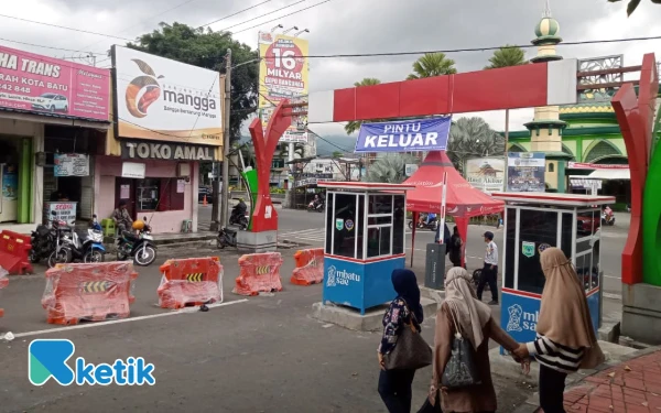 Thumbnail Berita - Pengamat Pariwisata Tegaskan  Portal Parkir Otomatis Alun-Alun Batu Tak Boleh  Rugikan Warga