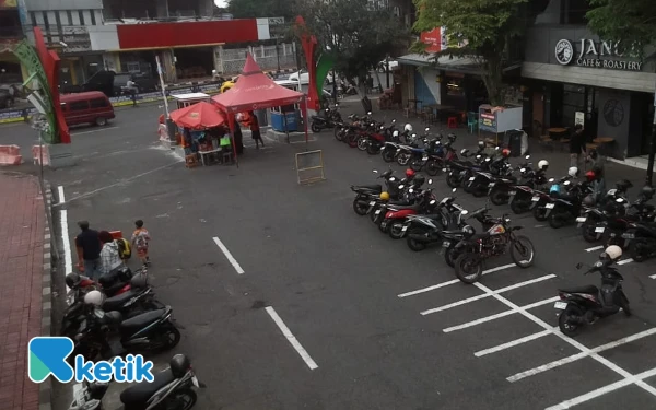 Thumbnail Berita - Dishub Gagal di Parkir Tepi Jalan Solusi Instan Portal Parkir Jalan Alun-alun Kota Batu, Melanggar!