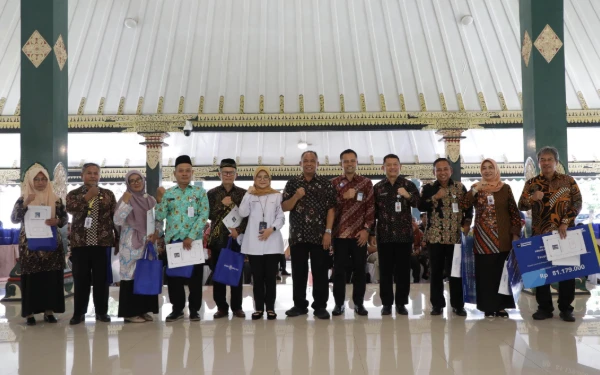 Thumbnail Berita - 268 PNS Pemkab Sleman Terima SK Pensiun, Termasuk Sekda Susmiarto