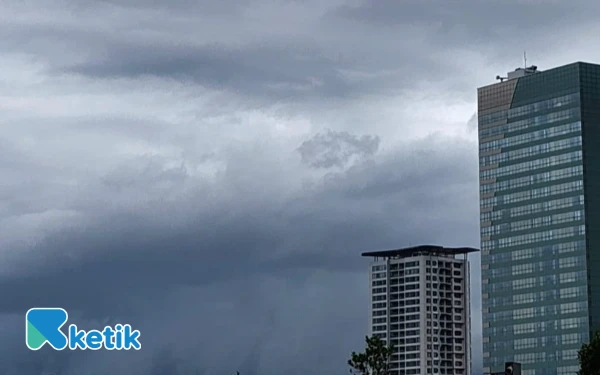 Thumbnail Berita - Cuaca Kota Surabaya 9 Desember 2025 Diprakirakan Hujan Ringan, Kota Mojokerto Hujan Petir