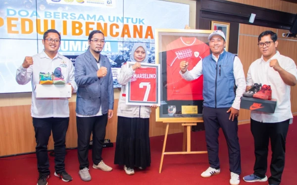 Thumbnail Berita - Bantu Korban Bencana Sumatera, Unesa Lelang Jersey Marselino Ferdinan hingga Shin Tae-yong