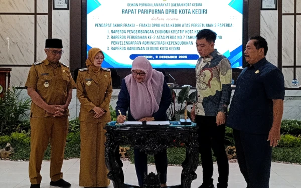 Thumbnail Berita - Strategis! Kota Kediri Sahkan 3 Perda Baru: Atur Ekraf, Adminduk, dan Tata Kelola Bangunan