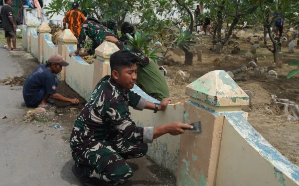 Thumbnail Berita - Yonif 407/PK Laksanakan Karya Bakti di Makam Ulama Besar Tegal