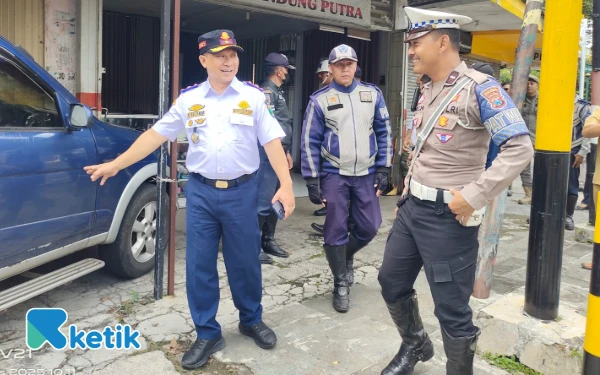 Thumbnail Berita - CBD Bondowoso Ditertibkan, Parkir Liar dan PKL Langgar Aturan Jadi Sasaran Operasi Gabungan