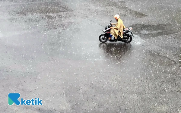 Thumbnail Berita - Kota Surabaya Diprakirakan Hujan Petir, Nganjuk Hujan Ringan 10 Desember 2025, Cek Info Cuaca Jawa Timur