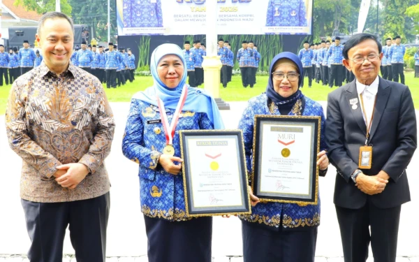 Thumbnail Berita - Khofifah Gebrak Birokrasi! Pemetaan ASN Jatim Berbasis AI Raih Rekor MURI, Ini Strateginya