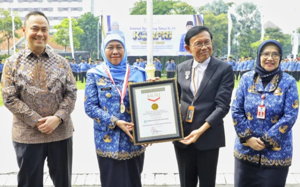 Foto Pemprov Jatim raih Rekor MURI, untuk kategori Implementasi Pemetaan Talenta kepada PNS Terbanyak (Foto: Biro Adpim Pemprov Jatim)