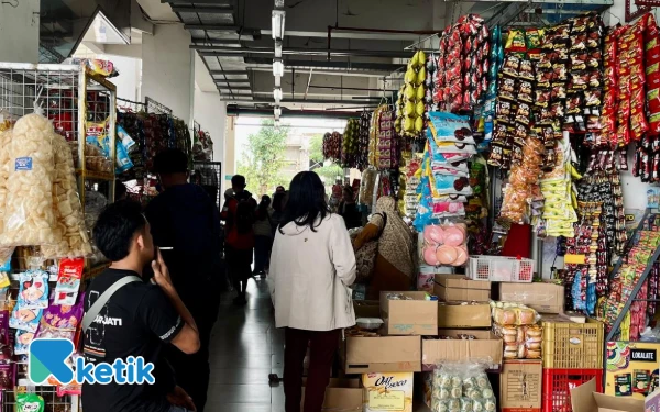 Thumbnail Bertebaran toko yang menjual makanan dan jajanan jadul, banyak diminati pembeli. (Foto: Lutf/Ketik.com)