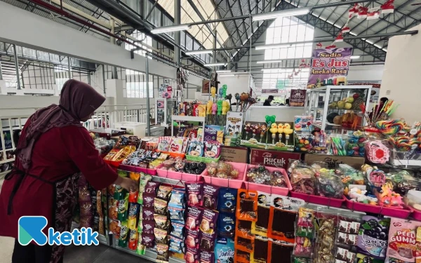 Thumbnail Penjual makanan dan jajanan jadul dan kekinian yang ramai dicari anak muda. (Foto: Lutf/Ketik.com)