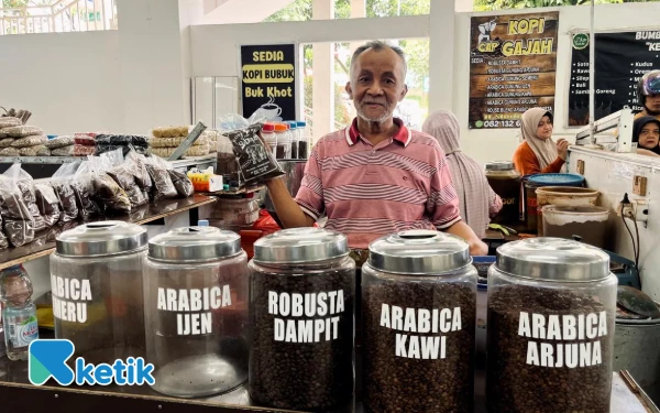 Thumbnail Penjual Kopi Cap Gajah yang terkenal legendaris di Malang Raya. (Foto: Lutf/Ketik.com)