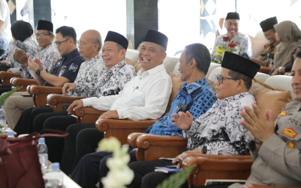 Thumbnail Berita - Saya Ndherek Titip Masa Depan Sleman, Pesan Bupati Harda Kiswaya untuk Guru DIY